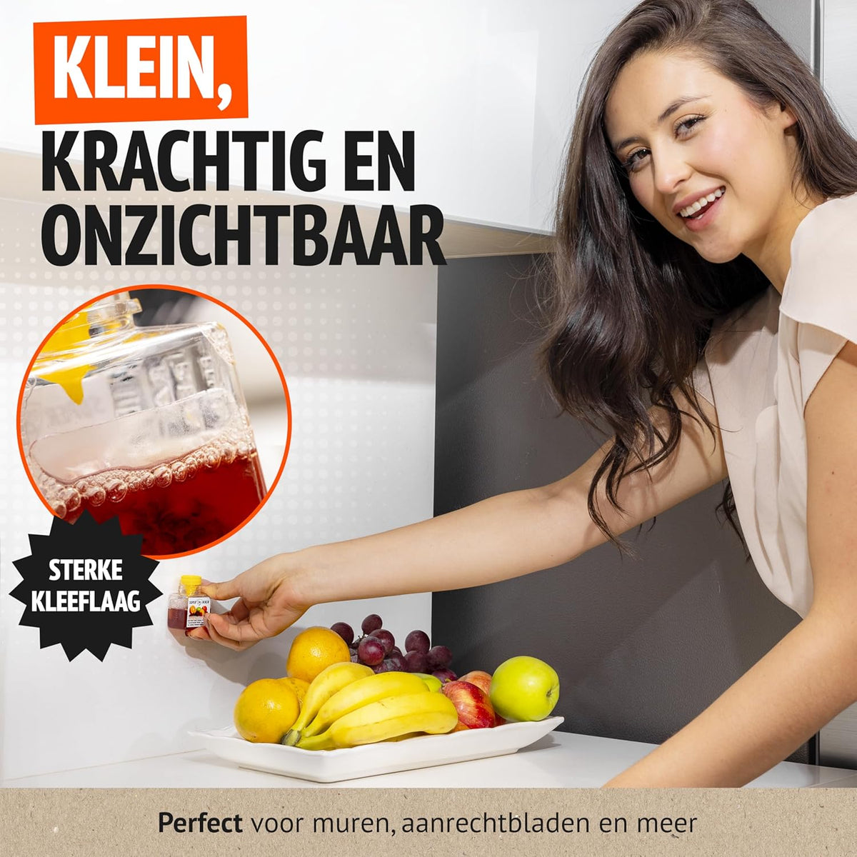Femme posant le petit piège à moucherons près de la corbeille de fruits