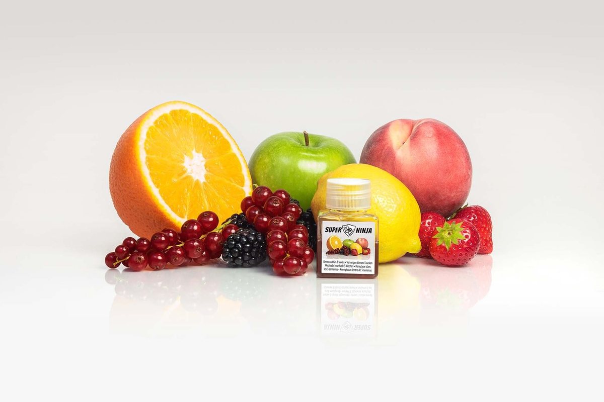 Super Ninja Fruitvliegjesval tussen vers fruit